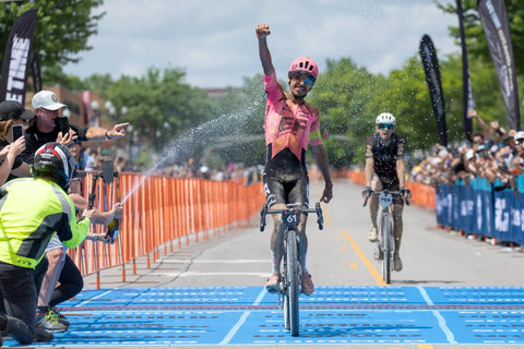 Triunfo en UNBOUND: Lachlan Morton conquista la carrera de grava más dura del mundo